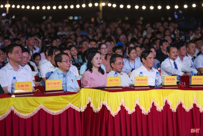 Các đại biểu tham dự chương trình.