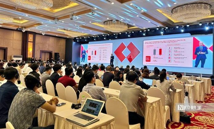 Tổng Giám đốc Techcombank Jens Lottner trình bày tại đại hội.
