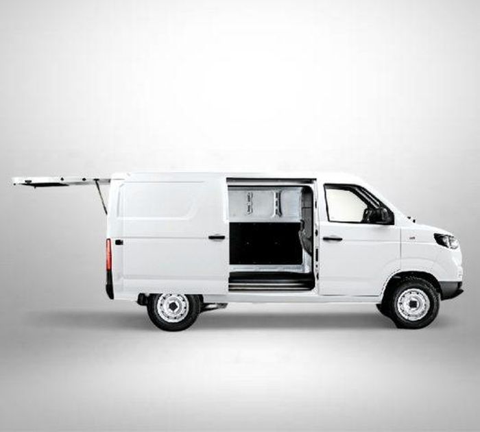 Karry E5 mạnh hơn, đi xa hơn nhưng đắt hơn.