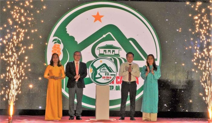 Xã Sơn Cẩm Hà công bố biểu trưng nhận diện của xã. Ảnh: D.LỆ