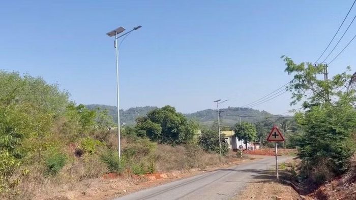  Dọc các tuyến đường trọng điểm trên địa bàn xã Ia Nan được đầu tư lắp đặt hàng trăm bóng đèn năng lượng mặt trời. Ảnh: N.S 