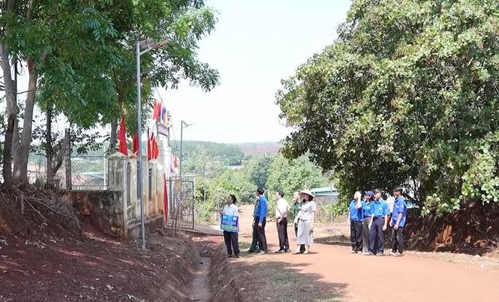  Công trình “Ánh sáng vùng biên” tại làng Triêl (xã Ia Pnôn) đang mang lại hiệu quả rõ nét. Ảnh: N.S 