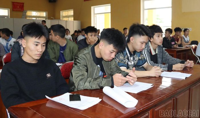 Công dân trong độ tuổi đăng ký thực hiện nghĩa vụ quân sự.