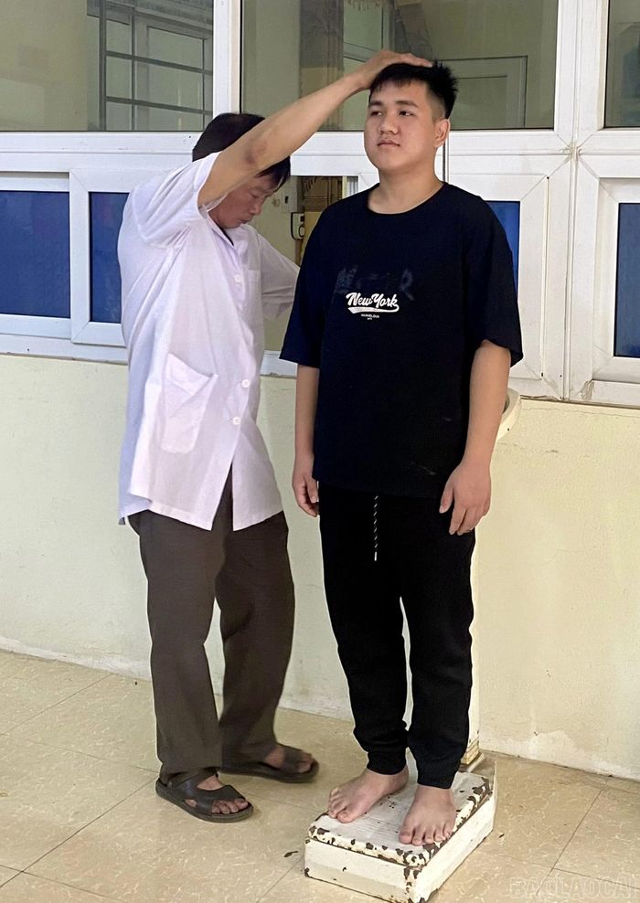 Công dân được đo chiều cao, cân nặng.