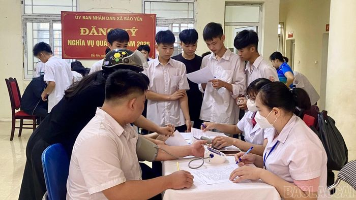 Công dân tích cực tham gia đăng ký khám tuyển nghĩa vụ quân sự năm 2026.