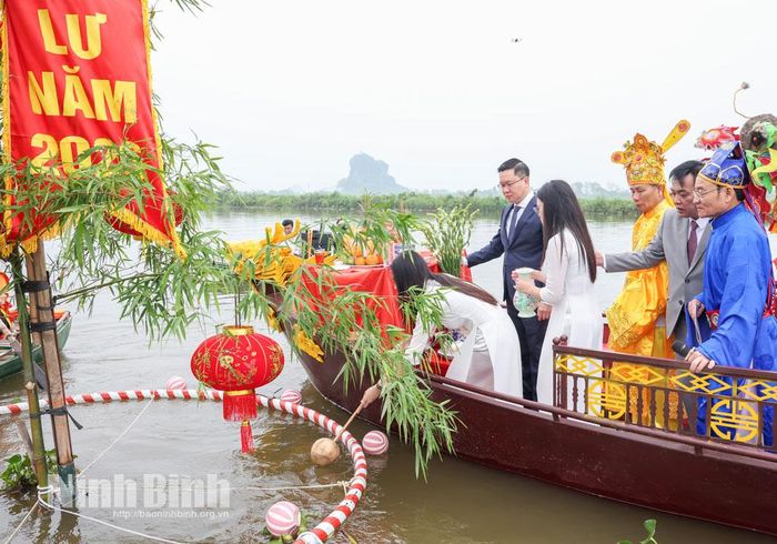 Các đồng chí lãnh đạo tỉnh và các đại biểu thực hiện nghi thức rước nước trên sông Hoàng Long.