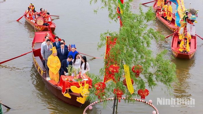 Các đồng chí lãnh đạo tỉnh và các đại biểu thực hiện nghi thức rước nước trên sông Hoàng Long.