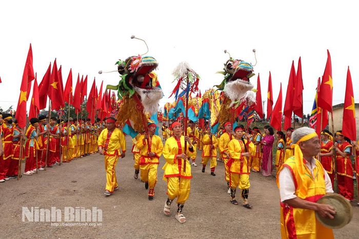 Nghi thức rước nước trên sông Hoàng Long về Đền thờ Vua Đinh Tiên Hoàng.