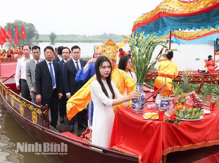 Các đồng chí lãnh đạo tỉnh và các đại biểu thực hiện nghi thức rước nước trên sông Hoàng Long.