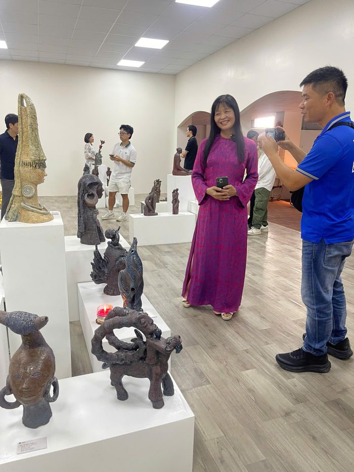 Nghệ sĩ Trần Thanh Vân cho biết với chị, quá trình làm gốm không dừng ở tạo hình mà là hành trình đối thoại với vật liệu, với đất, nước, lửa...