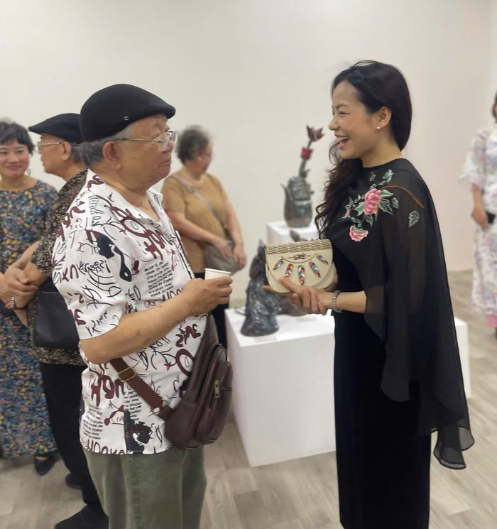 Nghệ sĩ Nhân dân Đỗ Doãn Châu (áo hoa bên trái) nhận định, sự đổi mới của gốm Việt hiện nay thể hiện rõ ở tư duy sáng tạo và những thử nghiệm với chất liệu, đặc biệt là men.