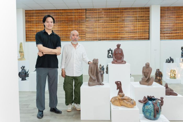 Nghệ nhân Đỗ Bá Quang (áo trắng) theo đuổi điêu khắc với cảm hứng xuyên suốt là tôn vinh vẻ đẹp người phụ nữ - từ người mẹ, người vợ đến người con - thông qua các tác phẩm mang hơi thở đời sống và lao động. Với ông, mỗi tác phẩm đều là “đứa con tinh thần”, chứa đựng cảm xúc trọn vẹn và được gửi tới công chúng để thưởng lãm, đánh giá.
