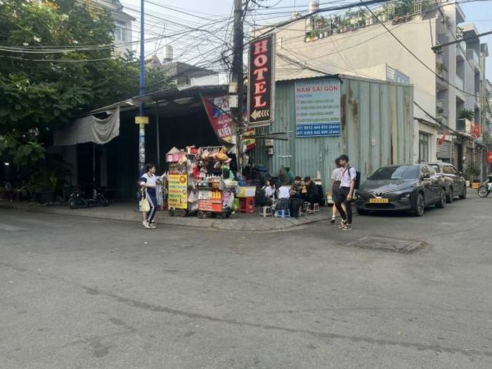 Học sinh vô tư ngồi ăn dưới cột điện gần Trường THCS Nguyễn Trãi.