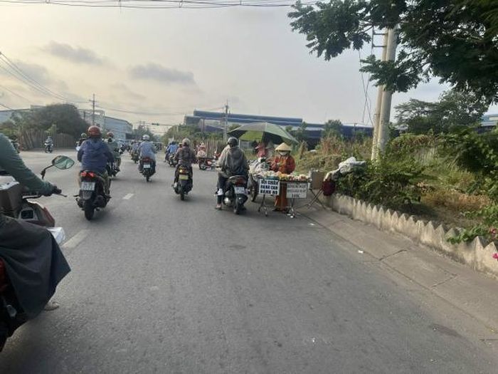 Người bán và người mua đều gây cản trở giao thông.