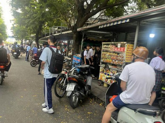 Nhiều học sinh mua thức ăn sẵn vào buổi sáng.