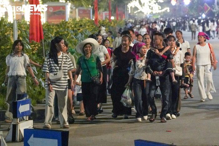 Ngay từ khoảng 18h, dòng người từ khắp nơi đổ về quảng trường khu vực ven hồ Công viên Văn Lang để chờ đón chương trình. 