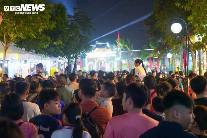 “Lần đầu tiên được xem pháo hoa ngay tại Đất Tổ, tôi thấy rất ấn tượng. Các hiệu ứng đẹp, nhịp bắn dồn dập, không khí đông vui nhưng vẫn đảm bảo an toàn, trật tự”, anh Nguyễn Văn Hùng (du khách đến từ Hà Nội) chia sẻ. 