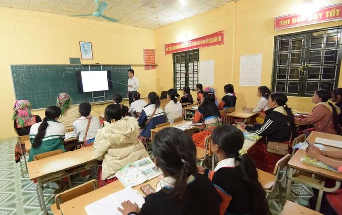 Lớp học xóa mù chữ cho phụ nữ bản Làng Sáng được duy trì vào tối chủ nhật đến thứ 5 hằng tuần.