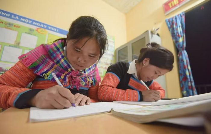 Các học viên lớp xóa mù ở bản Làng Sáng có rất nhiều lứa tuổi, đa phần đều đã xây dựng gia đình.