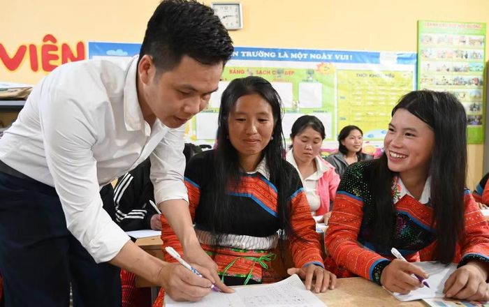 Thầy giáo Lò Văn Huấn, đã hơn 15 năm gắn bó với Làng Sáng, là người trực tiếp dạy chữ cho các học viên.