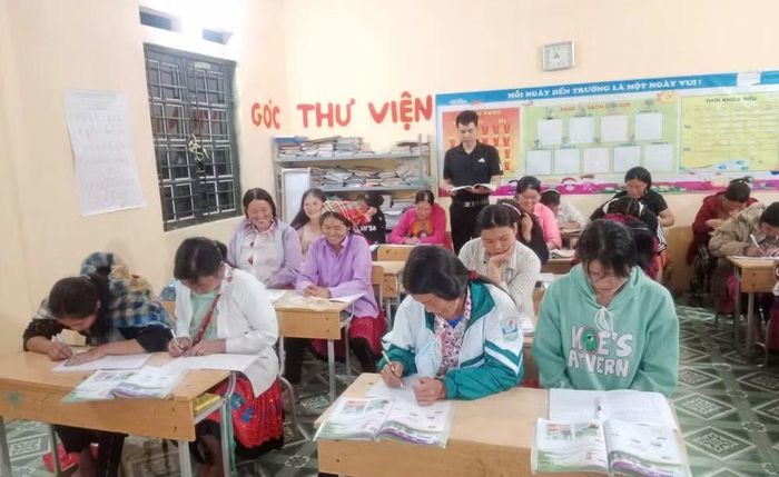 Lớp học chữ bản Làng Sáng lúc nào cũng đông đủ học viên.