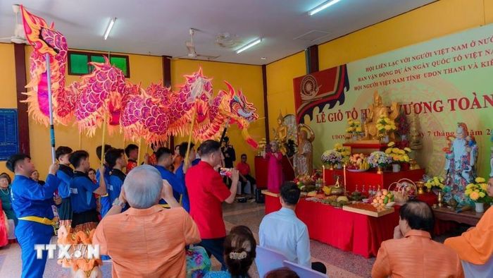 Kiều bào tại Udon Thani dâng hương giỗ Tổ Hùng Vương. Ảnh: TTXVN phát
