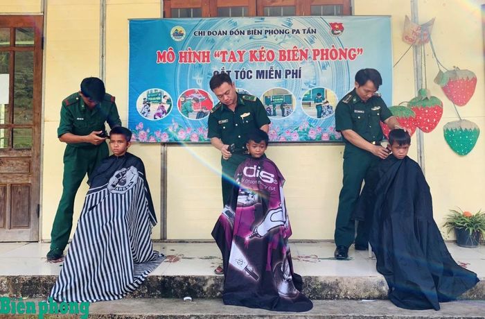 Cán bộ, chiến sĩ Đồn Biên phòng Pa Tần cắt tóc miễn phí cho học sinh Trường Phổ thông dân tộc bán trú Tiểu học Pa Tần. Ảnh: Đơn vị cung cấp