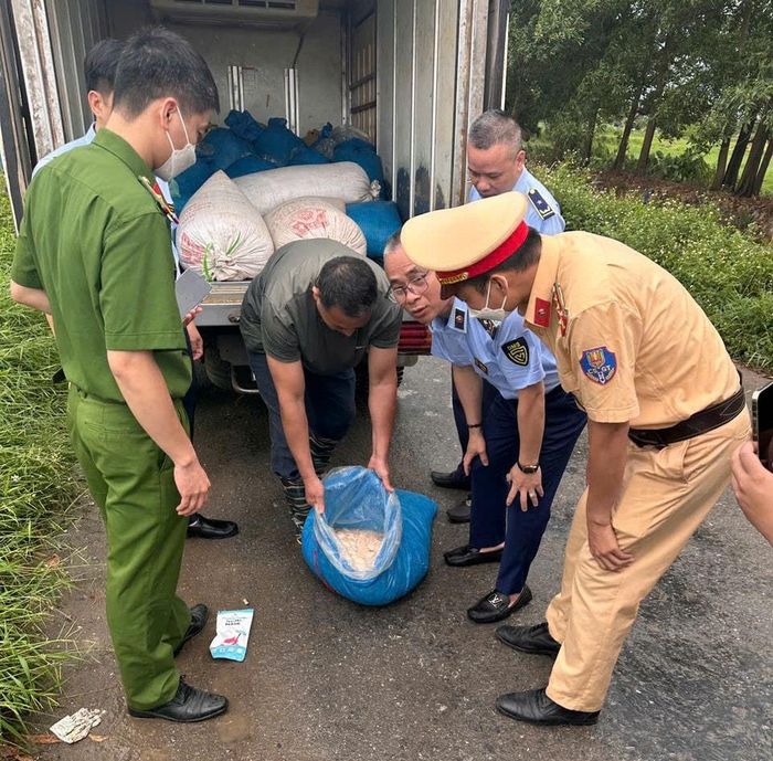 Công an phường Mỹ Hào phối hợp với cơ quan chức năng kiểm tra phương tiện vi phạm.