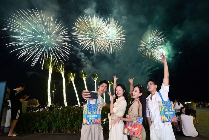 Theo ghi nhận, khu vực diễn ra sự kiện đông nhất vào thời điểm trước và trong màn pháo hoa. Lực lượng chức năng và nhân viên điều phối được bố trí tại một số lối vào, khu vực sân khấu và các điểm tập trung đông người để hướng dẫn di chuyển, hạn chế ùn ứ cục bộ.