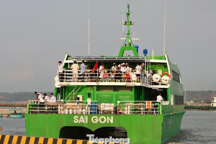  "So với những ngày cuối tuần thông thường, lượng khách dịp này tăng gấp đôi; còn so với ngày thường thì cao gấp 3-4 lần", ông Lợi cho biết. 