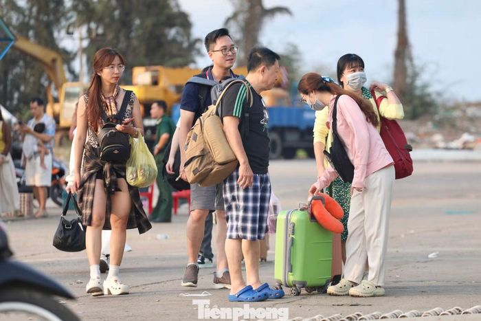 Từ sáng sớm, khu vực bến cảng đã nhộn nhịp như ngày hội, hành khách kéo vali, xếp hàng dài chờ làm thủ tục.