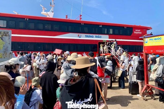 Theo đại diện Cảng vụ Hàng hải Bình Thuận, trong ngày có khoảng 6 chuyến tàu tuyến Phan Thiết - Phú Quý. Trước nhu cầu tăng cao, các doanh nghiệp vận tải đã bố trí thêm chuyến để phục vụ hành khách.