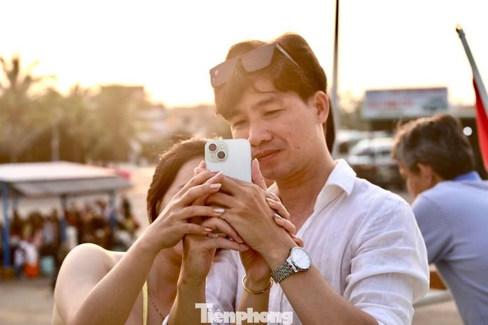 Bạn Nguyễn Hoàng Nam (24 tuổi, đến từ TPHCM) cho biết: "Tụi mình muốn tìm nơi yên bình hơn thành phố. Dù bến tàu đông nhưng lại càng thấy không khí đi chơi lễ rõ rệt."