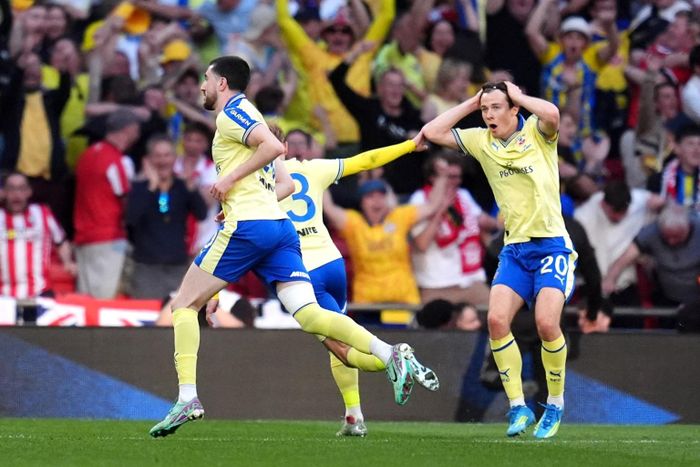 Sang hiệp hai, Southampton bất ngờ mở tỷ số nhờ cú sút ngoài vòng cấm của Azaz