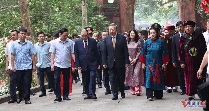 Đoàn đại biểu đi qua Nghi môn di chuyển lên Đền Thượng