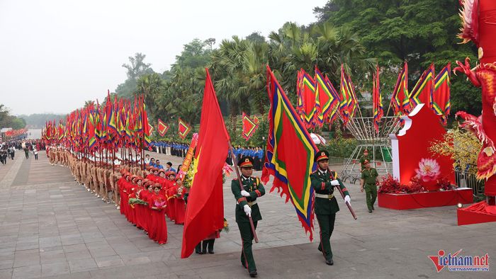 Đội tiêu binh rước cờ Tổ quốc, cờ Hội và vòng hoa