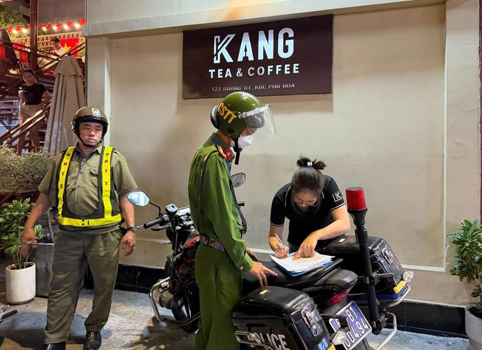 Công an lập biên bản vi phạm đối với cơ sở kinh doanh vi phạm về trật tự đô thị. Ảnh: T.T