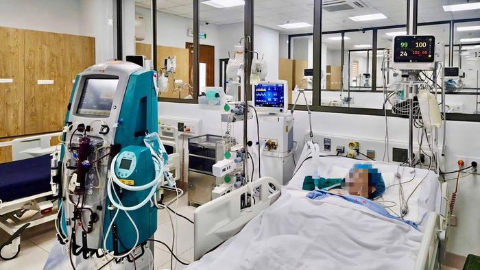 Bệnh nhân phải lọc máu tại Khoa Điều trị tích cực và Chống độc, Bệnh viện 19-8. Ảnh: BVCC