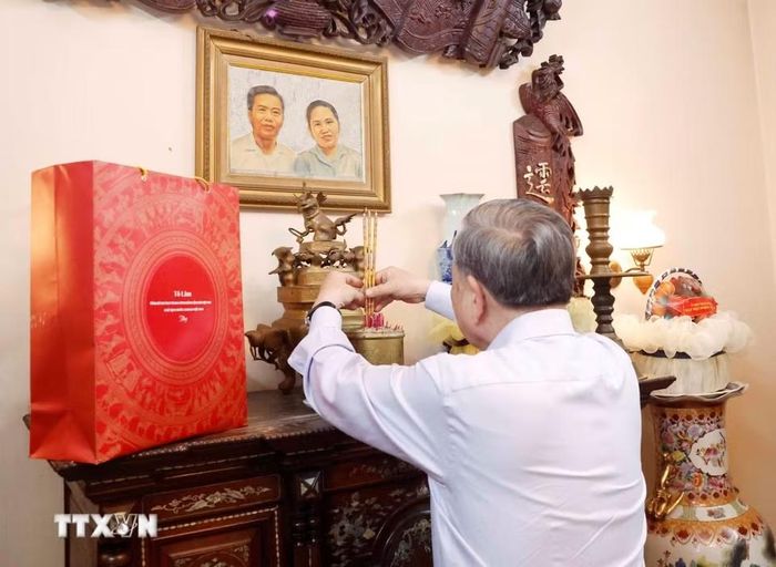 Tổng Bí thư, Chủ tịch nước Tô Lâm cùng Đoàn công tác của Trung ương đến dâng hương tưởng nhớ Chủ tịch Hội đồng Bộ trưởng Phạm Hùng. Ảnh: Thống Nhất/TTXVN