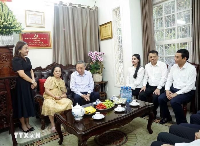 Tổng Bí thư, Chủ tịch nước Tô Lâm cùng Đoàn công tác của Trung ương thăm hỏi thân nhân gia đình Tổng Bí thư Lê Duẩn. Ảnh: Thống Nhất/TTXVN