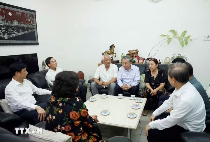Tổng Bí thư, Chủ tịch nước Tô Lâm cùng Đoàn công tác của Trung ương thăm hỏi thân nhân gia đình Tổng Bí thư Nguyễn Văn Linh. Ảnh: Thống Nhất/TTXVN