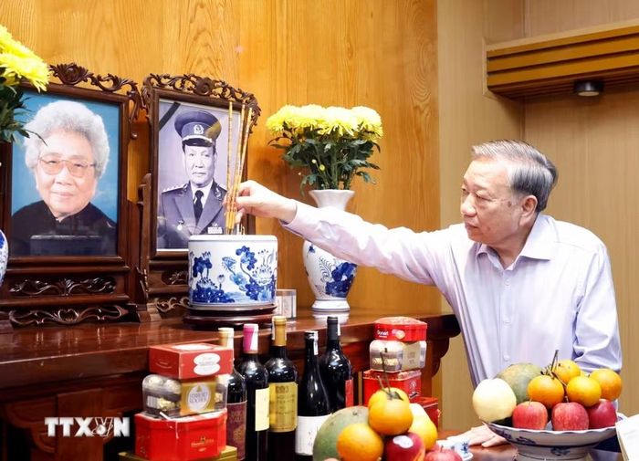 Tổng Bí thư, Chủ tịch nước Tô Lâm dâng hương tưởng nhớ Đại tướng Lê Đức Anh, nguyên Chủ tịch nước. Ảnh: Thống Nhất/TTXVN