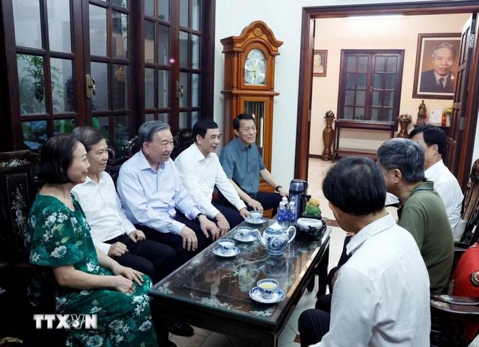 Tổng Bí thư, Chủ tịch nước Tô Lâm cùng Đoàn công tác của Trung ương thăm hỏi thân nhân gia đình Chủ tịch Hội đồng Bộ trưởng Phạm Hùng. Ảnh: Thống Nhất/TTXVN