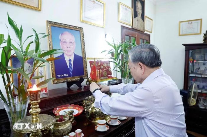 Tổng Bí thư, Chủ tịch nước Tô Lâm dâng hương tưởng nhớ Chủ tịch Hội đồng Nhà nước Võ Chí Công. Ảnh: Thống Nhất/TTXVN