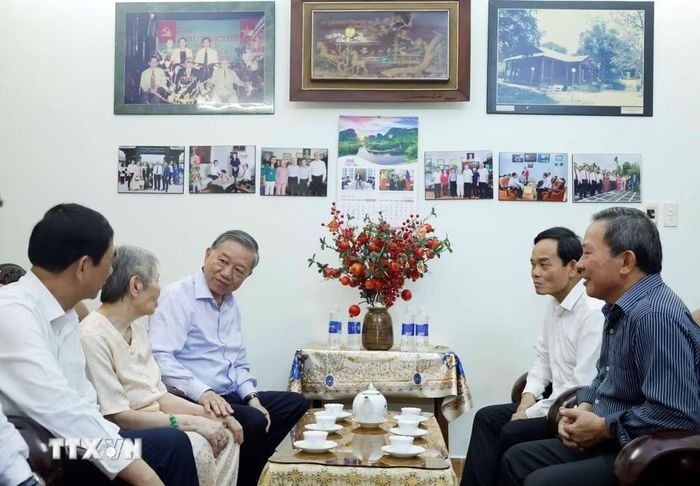 Tổng Bí thư, Chủ tịch nước Tô Lâm cùng Đoàn công tác của Trung ương thăm hỏi thân nhân gia đình Chủ tịch Hội đồng Nhà nước Võ Chí Công. Ảnh: Thống Nhất/TTXVN