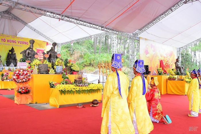 Các bô lão ở phường Nam Hồng Lĩnh thực hiện nghi thức lễ tế dân gian tại đền thờ Thủy tổ Kinh Dương Vương và các Vua Hùng trong chiều 25/4/2026 (tức mồng 9/3 âm lịch). Ảnh: Nam Giang.