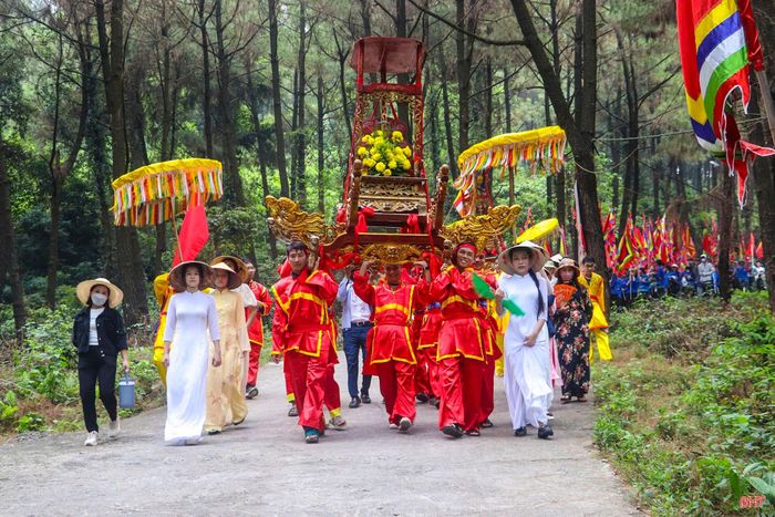 Lễ Giỗ Quốc Tổ Hùng Vương hằng năm được chính quyền địa phương và Nhân dân tổ chức một cách trang trọng. Trong đó, lễ rước có hàng trăm người tham gia.