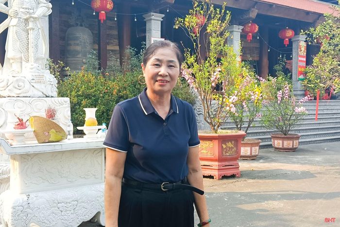 Bà Nguyễn Thị Mai Hoa (trú xã Can Lộc) về dâng hương tại Khu di tích lịch sử - văn hóa Đại Hùng trong dịp lễ Giỗ Quốc Tổ Hùng Vương năm 2026.