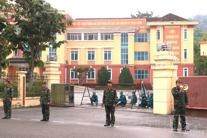 Dân quân, tự vệ xã Mường Ảng tham gia diễn tập ứng phó với các tình huống bất ngờ có thể xảy ra.