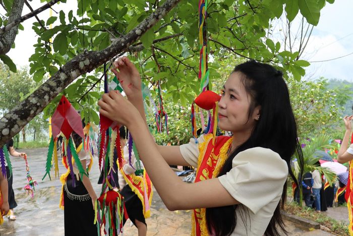 Đại biểu trang trí nhà then.